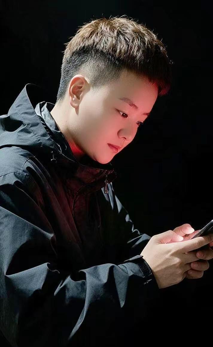 拿真心待人，也曾被人利用。慢慢看清人心冷暖，学会沉淀自己。所求从来不多，只是渴望