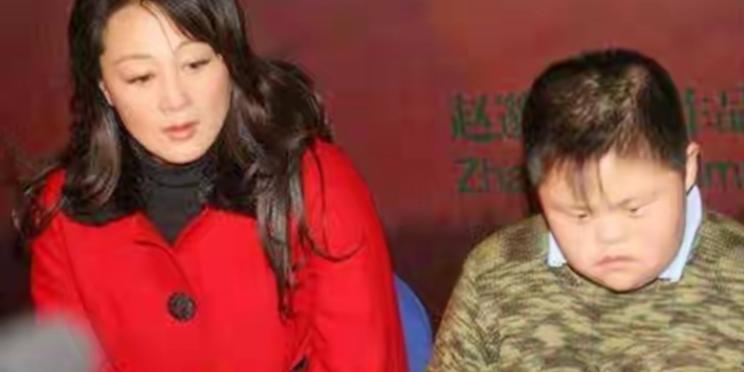 王姬说，儿子今年 32 了，一米八的大个子。外貌看上去和普通人并无差别，可只要一