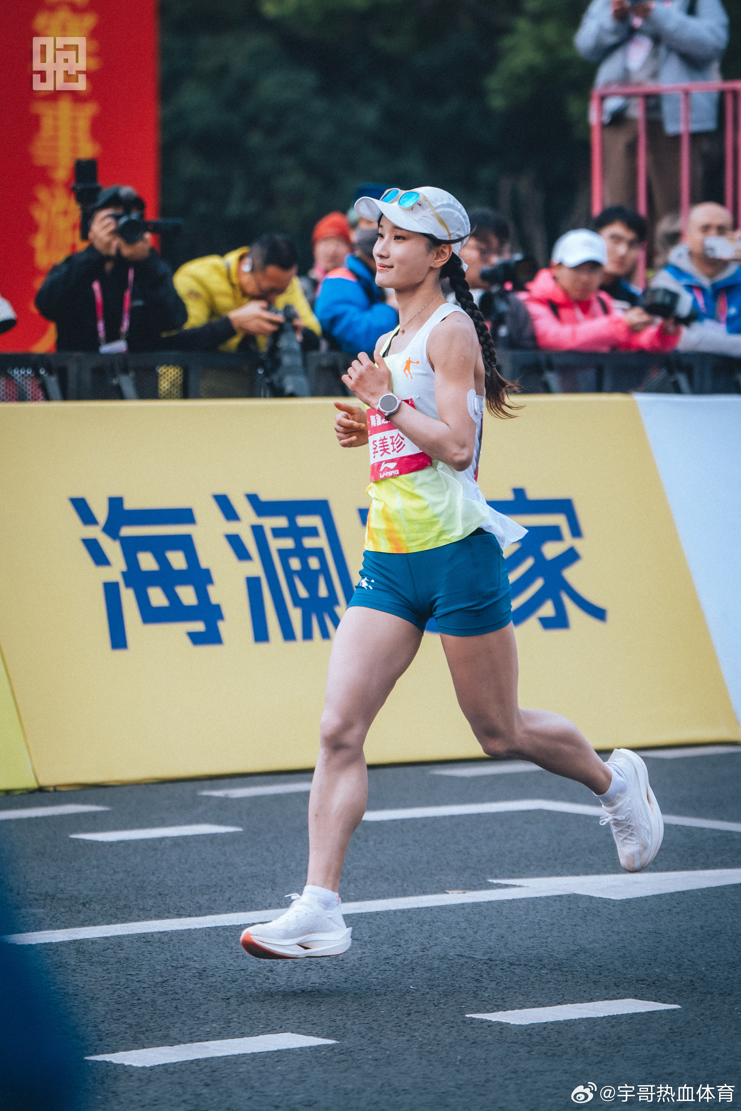 李美珍跑出2小时25分05秒，大幅度刷新个人最好成绩，拿下女子组国内冠军，恭喜跑