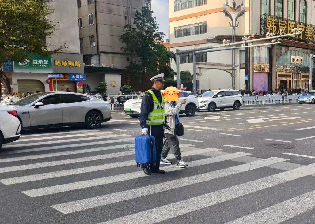 【老人误入车流，蜀黍开始“守护”模式】近日，昆明交管一大队辅警徐浩在得胜桥岗路口