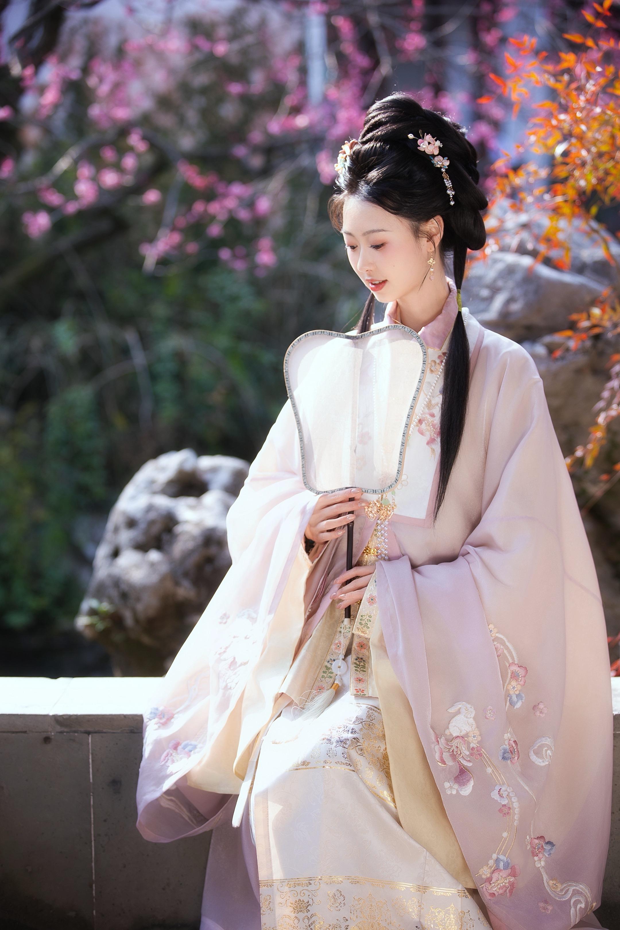 “春知晓梦不觉，恰似你我那年。”