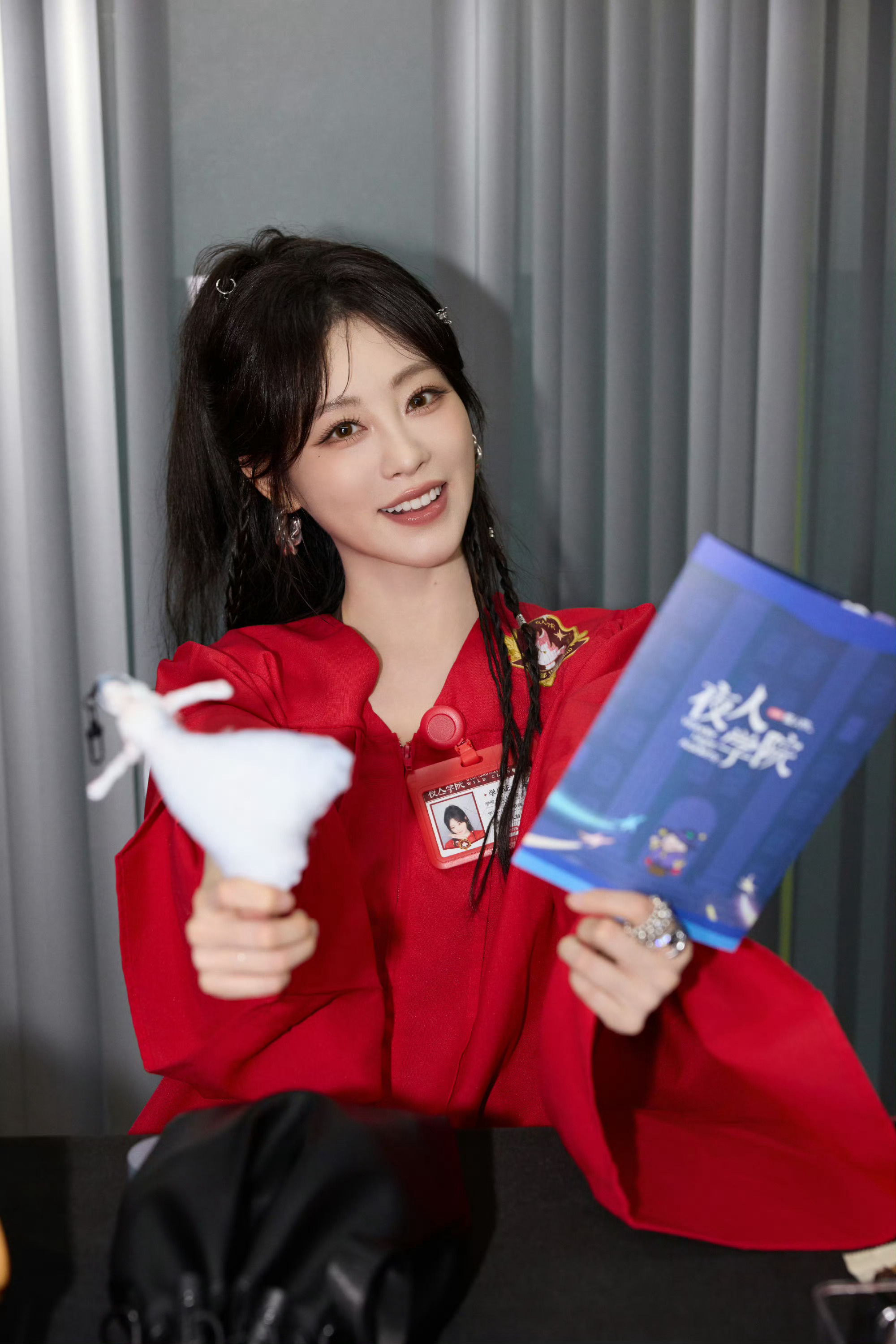 祝绪丹[超话]zxd祝绪丹玉香 💞祝绪丹凤舞九天 落日溺在云层里，银河滑落一片