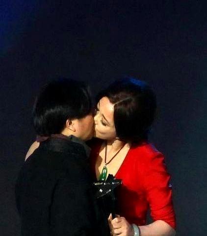 61岁拍吻戏，男演员突然改剧本亲上嘴唇，她愣住三秒，脸红得像少女。
 
指甲套“