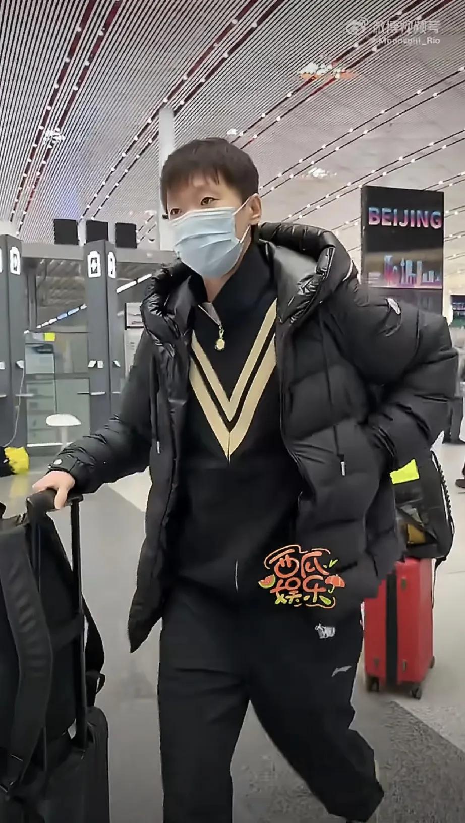 2月19日农历春节大年初三，国乒团队出发新加坡，参加WTT新加坡大满贯比赛。
今