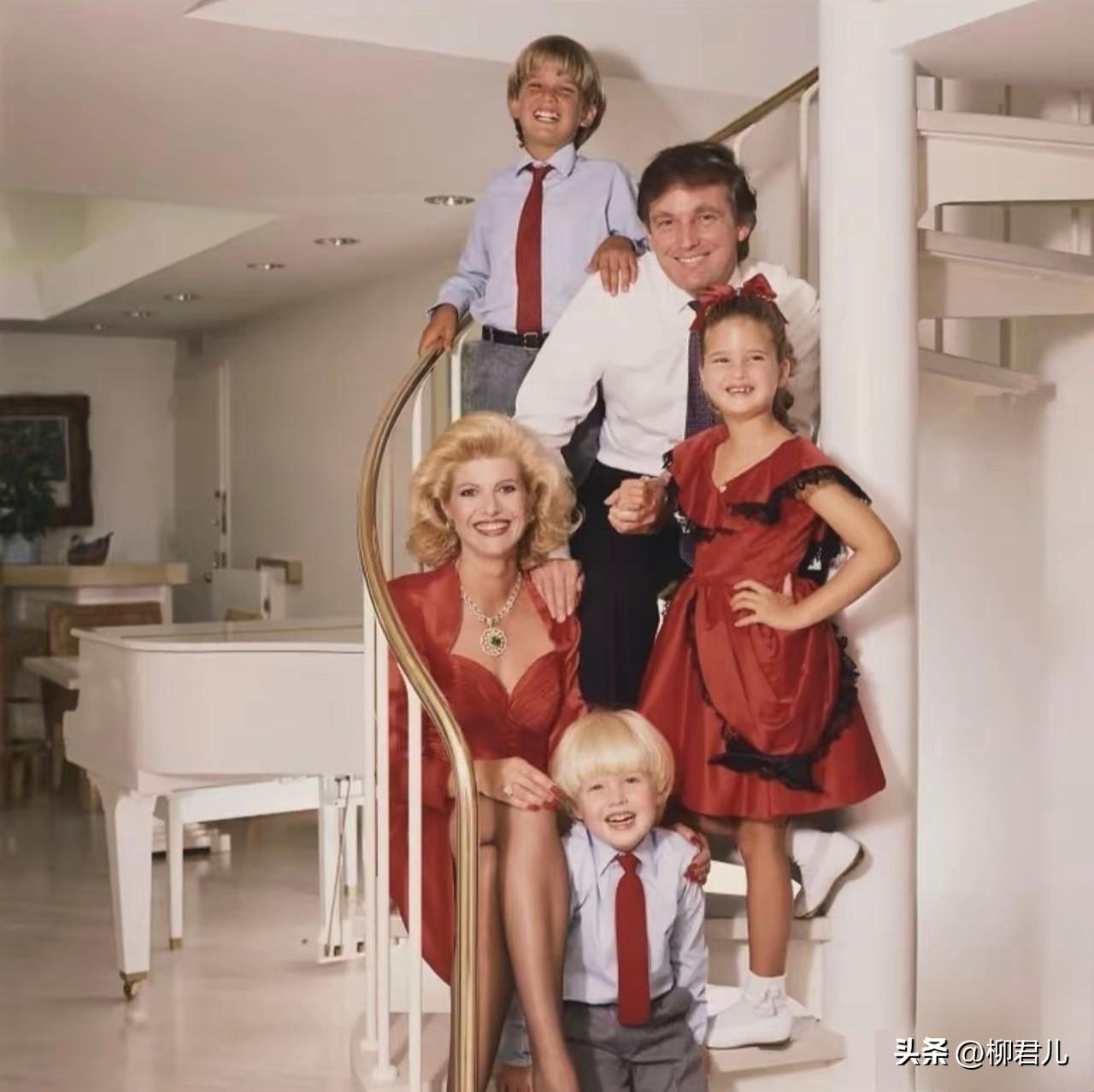 这是1986年特朗普与第一任妻子伊凡娜一起拍的全家福「图1」，三个孩子分别是小唐