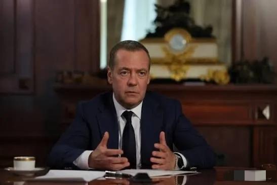 俄罗斯联邦安全会议副主席德米特里·梅德韦杰夫：“如果英国和法国的核技术被转移到基