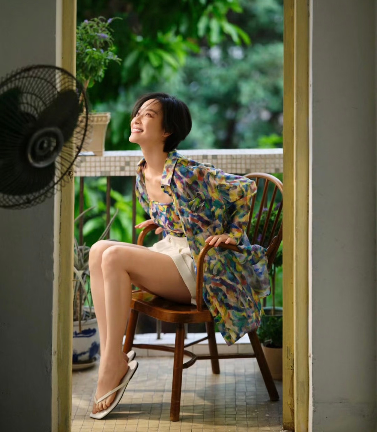 【人像摄影】演员倪妮。辛芷蕾倪妮给对方洗头发辛芷蕾倪妮露天洗头向野的我们