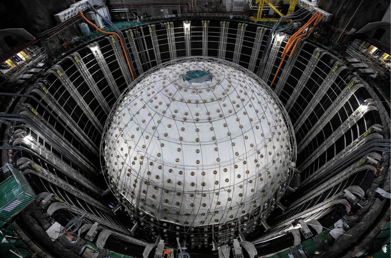 11月19日广东江门中微子实验（JUNO）发布首个物理成果。测出中微子振荡的2个