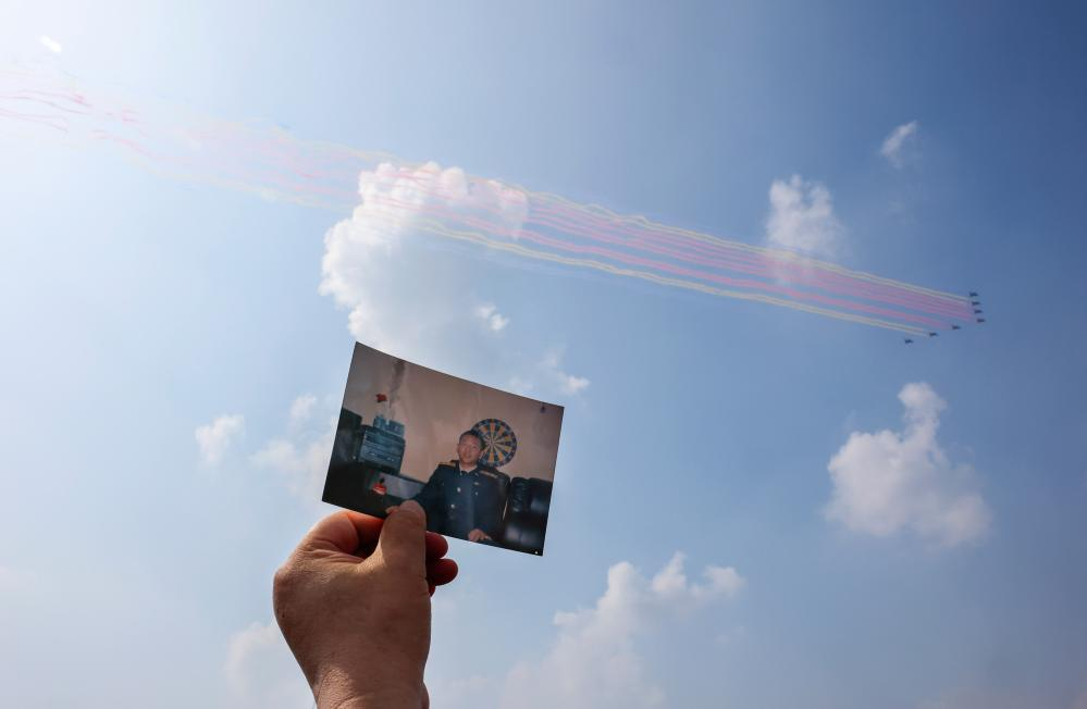 2025年9月3日，天安门广场盛大的胜利日阅兵式上，当舰载机编队呼啸而过的那一刻