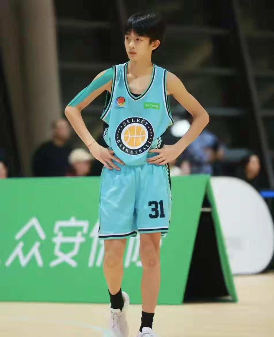 邓超儿子打篮球，遗传了妈妈良好的基因