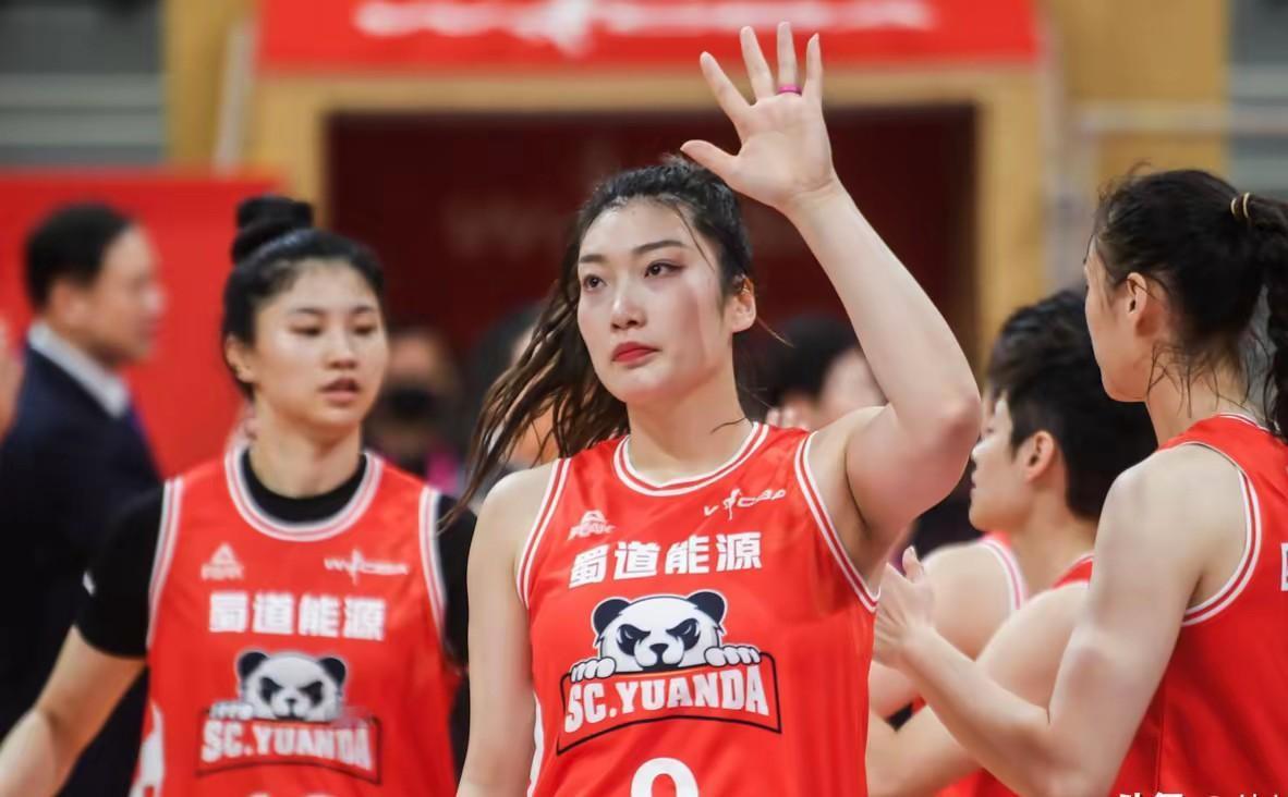 李梦最近这两年的发展不是特别好啊，落选国家队，也没能带领俱乐部拿到总冠军，全运会