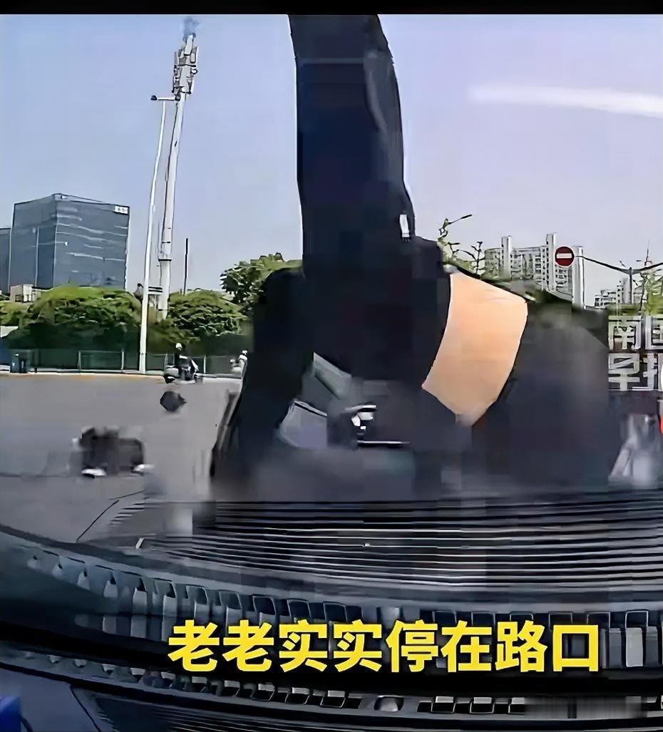 人倒霉了躺着都挨枪
在某城市十字路口，一男子骑着摩托车正在等待红绿灯，突然前方一