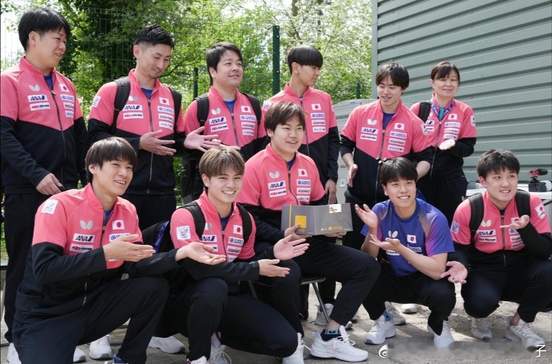 2026年国际乒联伦敦团体世乒赛日本男队今天上训前为松岛辉空庆祝19岁生日🎂 