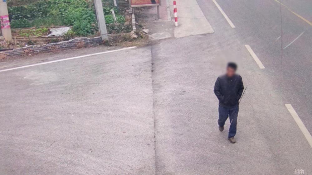 喝酒喝出肝硬化腹水，46岁王安顺还是无法戒酒，失眠、情绪低落击垮了他。

某一天