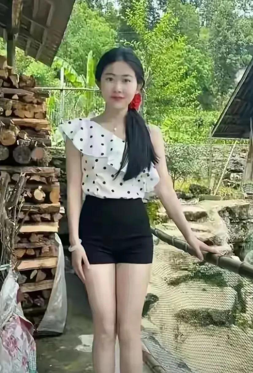 在那个宁静的小村庄，她名叫阿梅，一个朴实无华的乡下女子。25岁的她，心中藏着一个