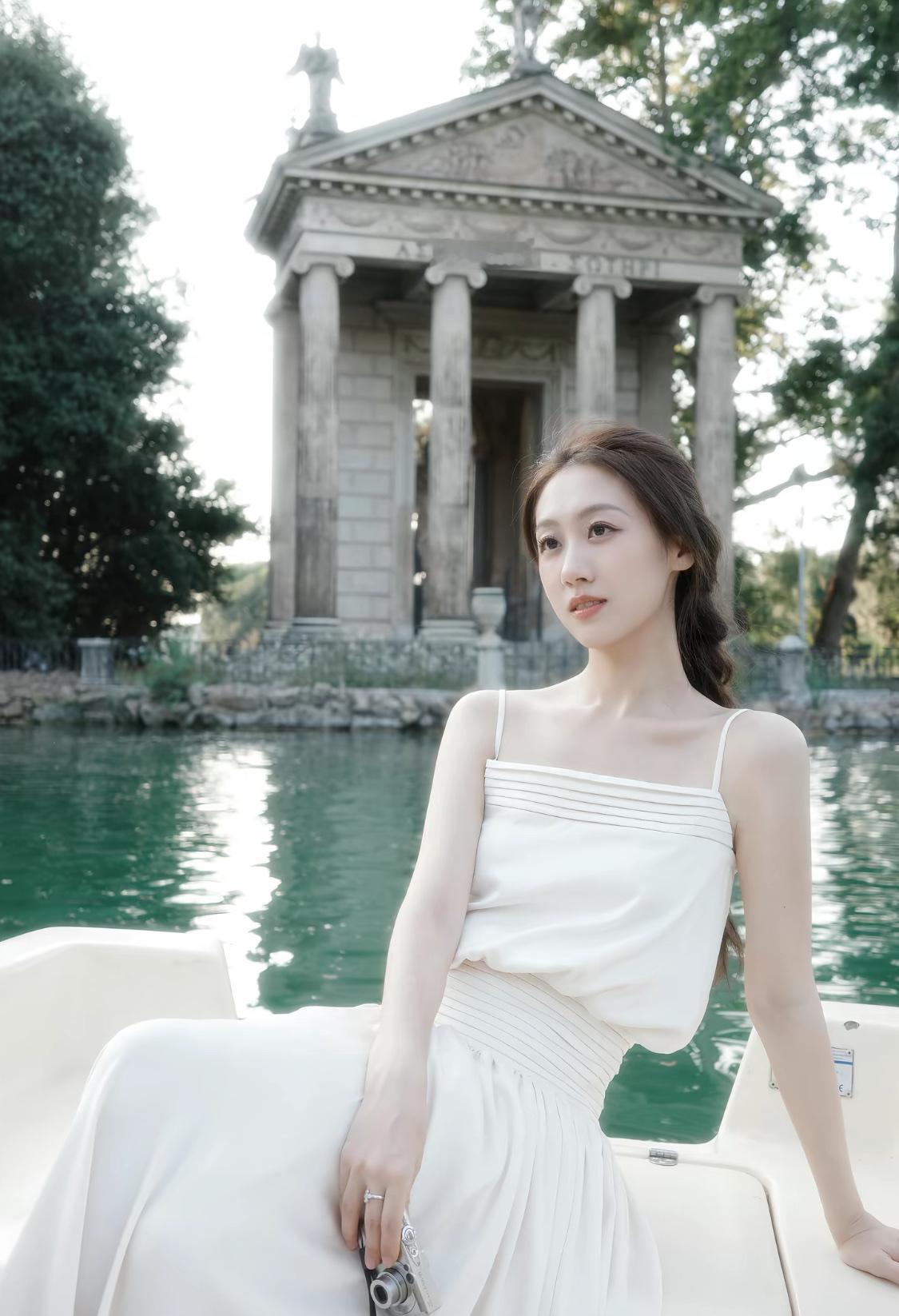 吴前夫妇开启意大利蜜月旅行，妻子吴美贤夸赞吴前是一个完美伴侣。

近日，吴美贤在