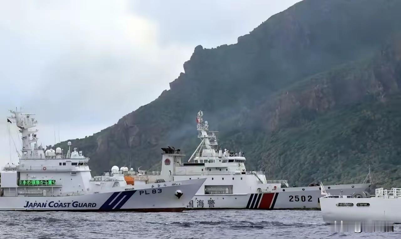 就在今天凌晨，日本渔船瑞宝号在海上保安厅的掩护下，企图强闯钓鱼岛附近海域，我方则