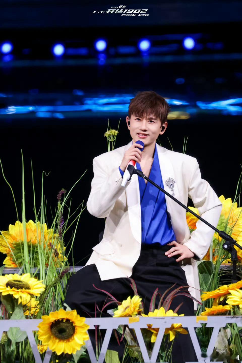 张杰柳絮氛围感拿捏了张杰又双叒叕遇柳絮了又双叒叕！柳絮虽迟但到，杰哥的“春日飘雪