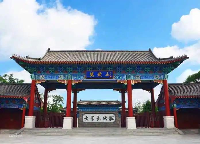 开封万岁山：曾是北宋时期的皇家园林，园内古迹众多，更有超多精彩表演，最近“王婆说