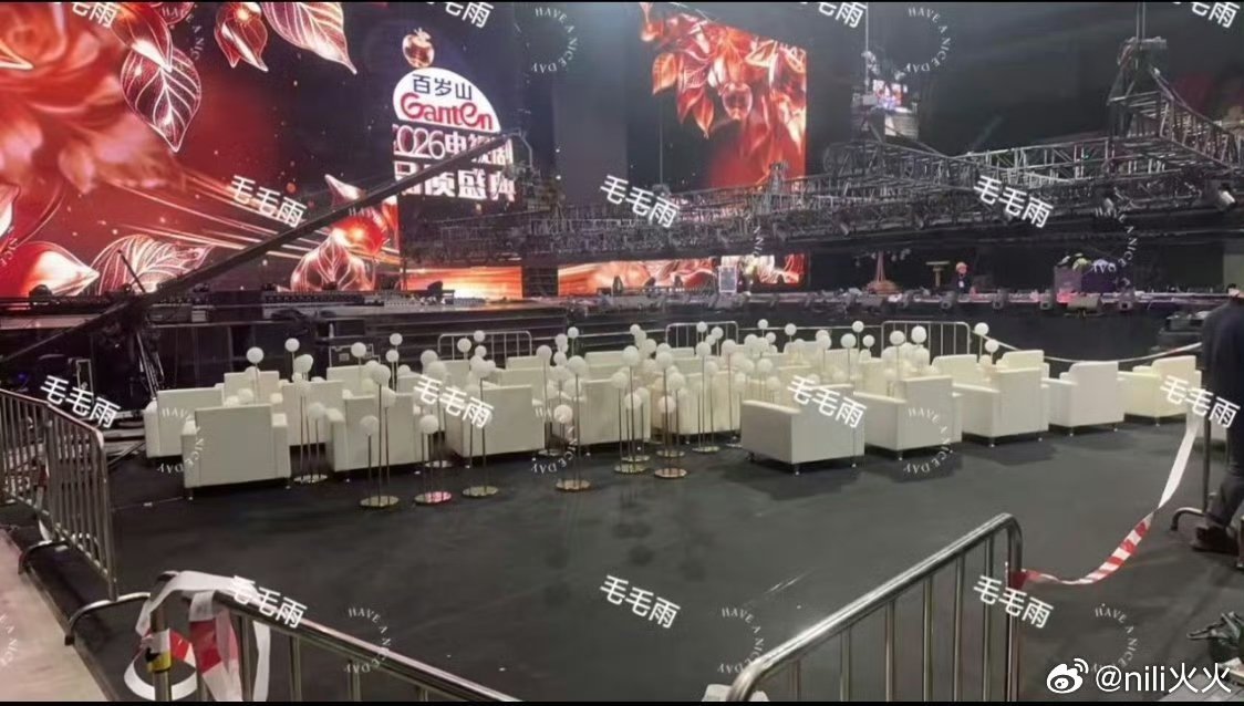 这椅子怪沉的吧，一人一座不错，我就不信这次还有人能扛着椅子跑电视剧品质盛典