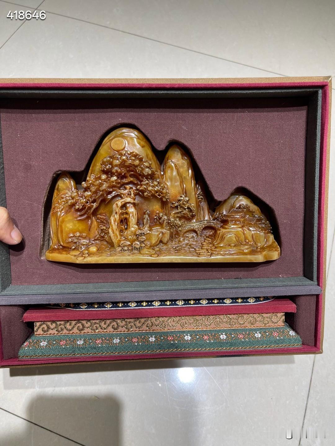 清 田黄石友清款深山访友山水山子摆件

规格：长22cm，高12.5cm，宽5.