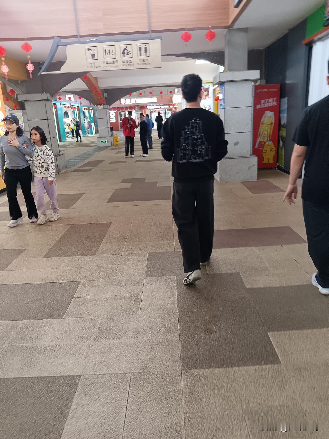 有没有留意到，广东不少服务区的男厕所都是由阿姨负责打扫卫生，不知大家是否遭遇过这