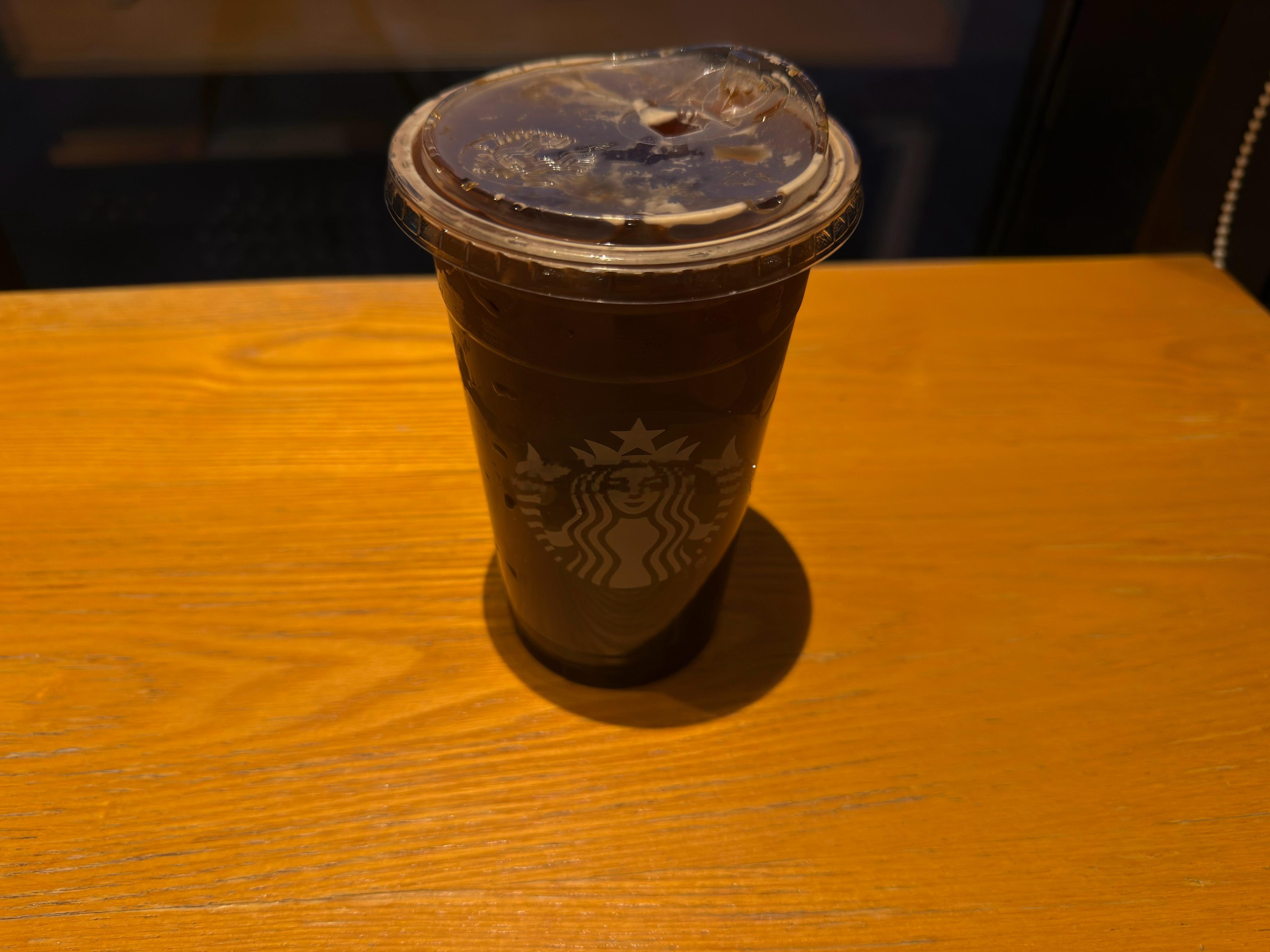 星巴克中国[超话]  黄昏缓缓落下，城市褪去了白日的喧嚣。点上一杯冰美式，寻一处