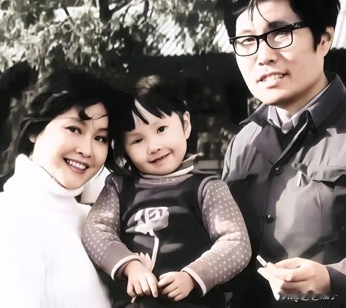 李谷一一家三口，其丈夫肖卓能是开国大将肖劲光之子。肖卓能原本是李谷一的忠实歌迷，