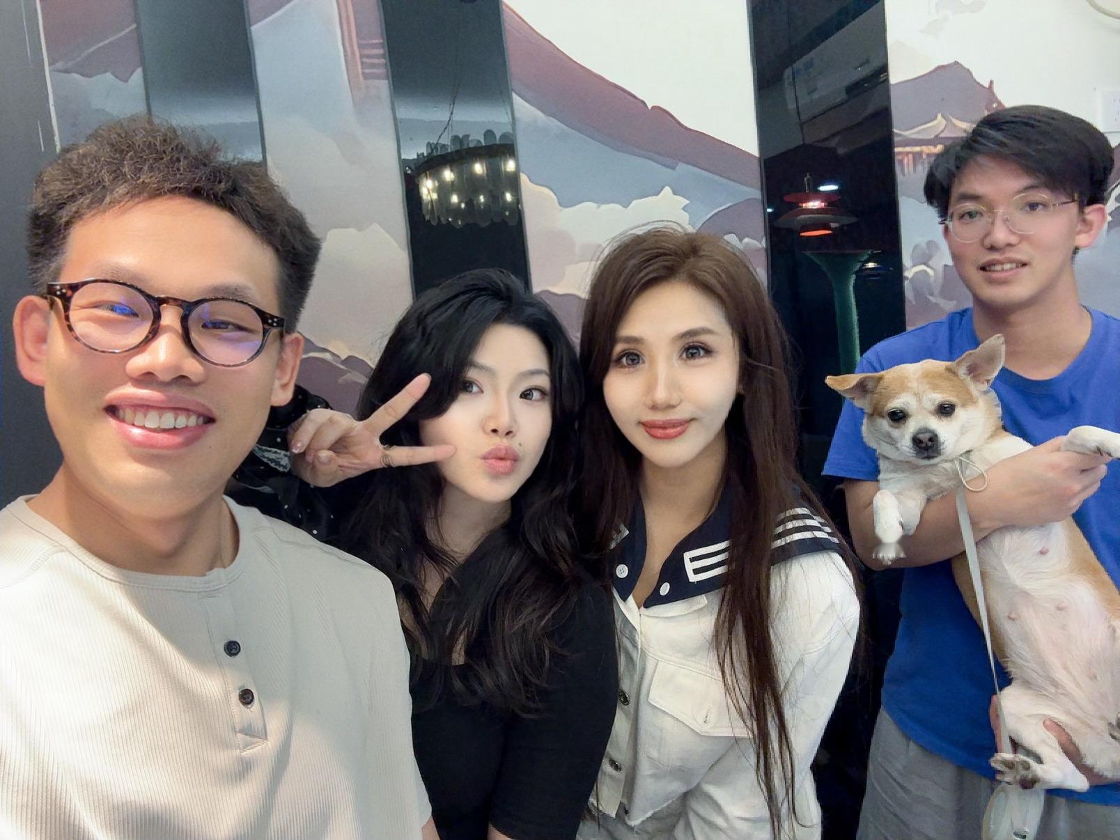 值完四月最后一个班 平安的无事发生（姐就是这么白）我也终于是有人来医院接下班的李