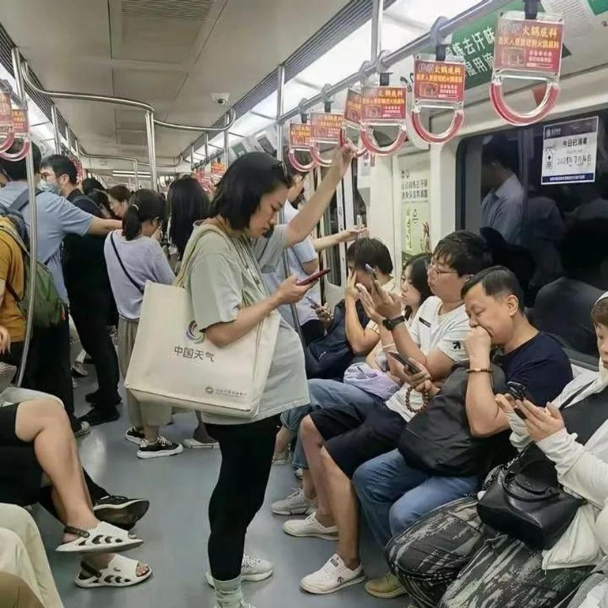 地铁里的一幕，看完心里挺不是滋味！
今天乘坐地铁，一位孕妇全程站在车厢里。
旁边