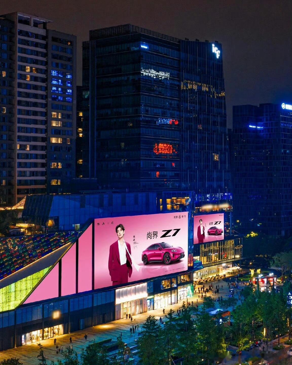 肖战尚界汽车大地广，越夜越美丽！！ 