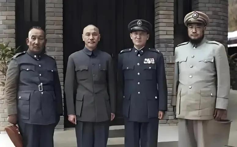 1948年，西安，蒋校长、张治中与马步芳和马鸿宾的合影，当时对于国军来说，西北局