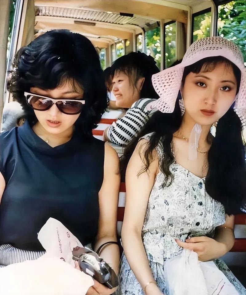 “黛玉”陈晓旭和“凤姐”邓婕的合影旧照。两位都是天生丽质，自然容颜。