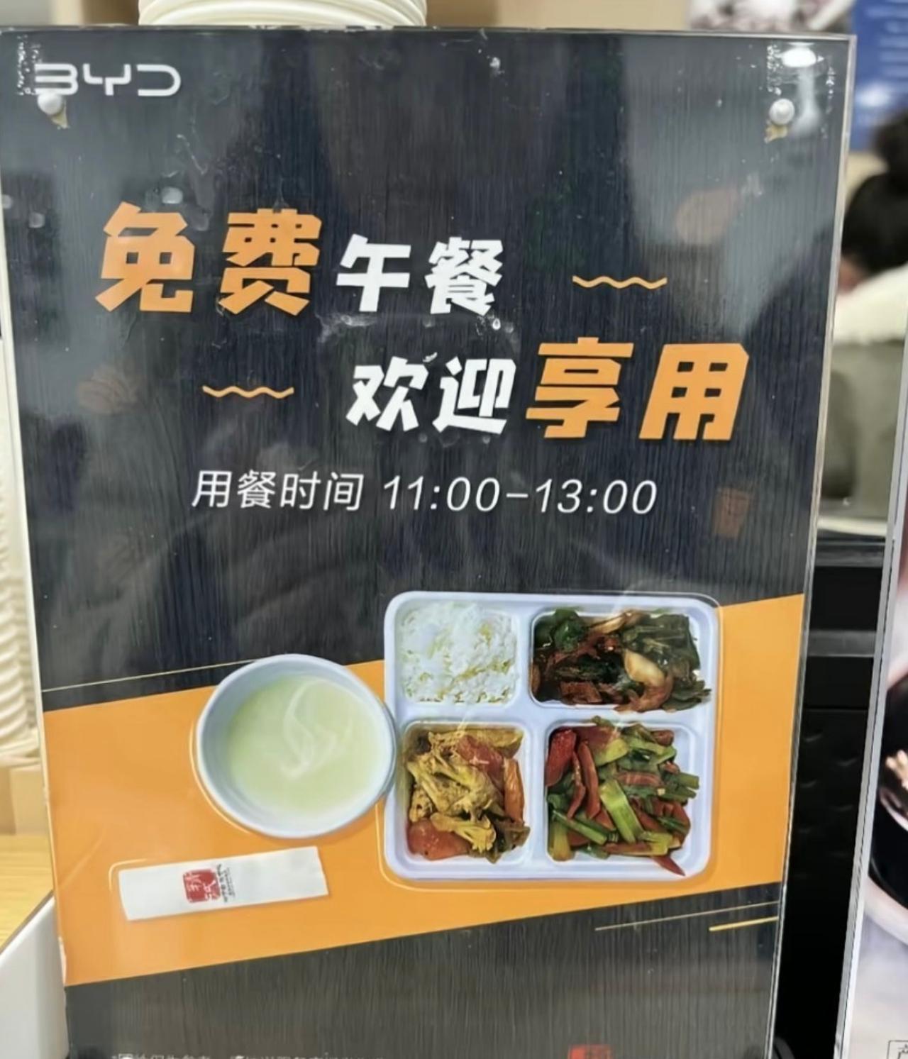 连吃带打包，260次才报警啊？
那这4S店也算仁至义尽了……

免费洗车，免费吃