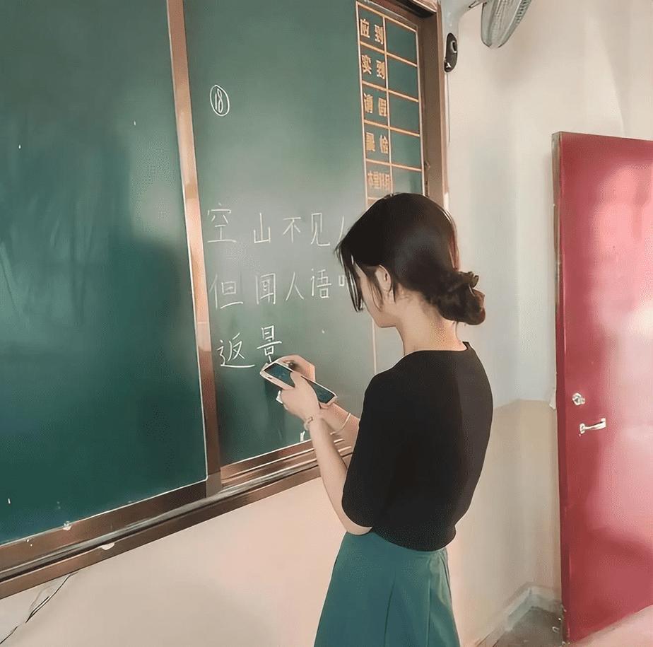 女老师因“板书幼态”，被家长投诉停职，老教师直言：出身很重要(7)
课堂板书：教