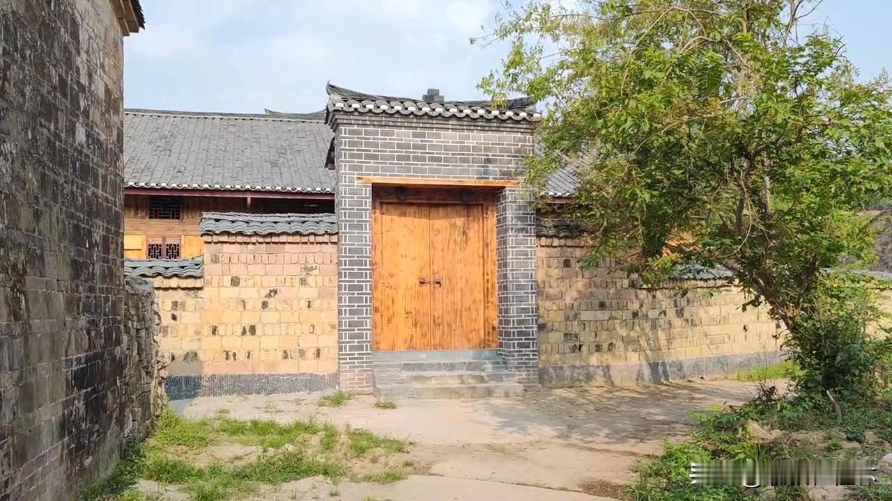 西岭村，这个村距离李宗仁故居也不远。
临桂区两江镇古定村委西岭，村子不算大，只有