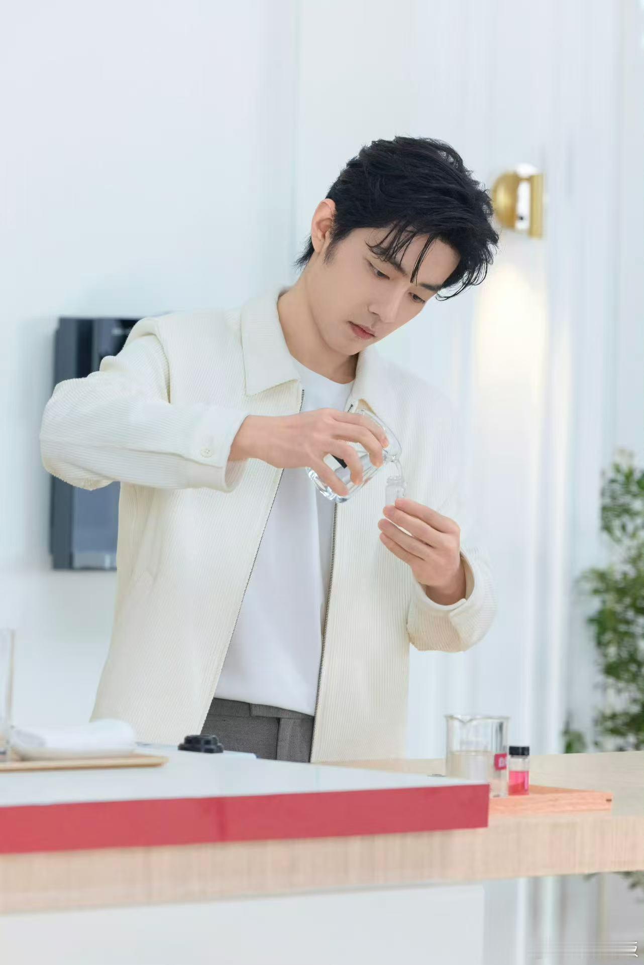 肖战准时相约肖战纯白外套look肖战准时相约，不错不错， 