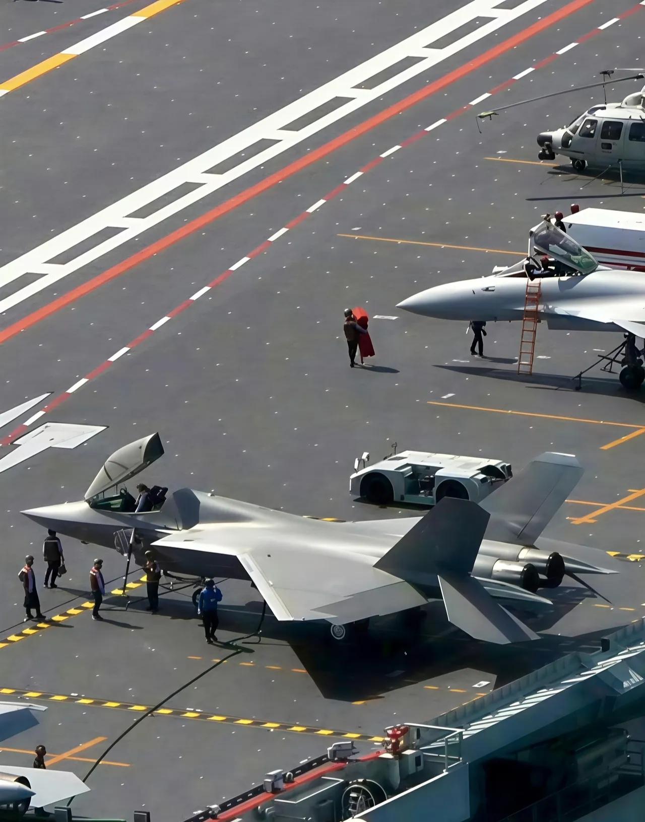 战斗机登机梯，各有各的设计。
放在机身里的收缩式，设计复杂，且容易增加飞机重量，