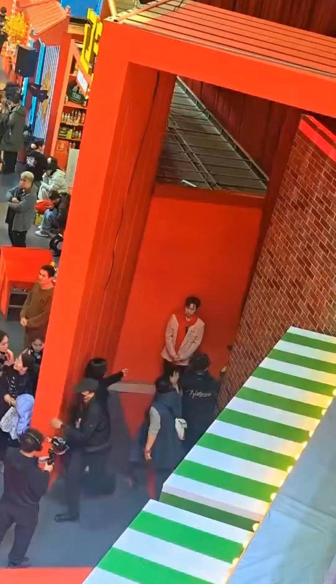 汪苏泷辽宁春晚阵仗也太夸张了彩虹舞台+银河闪电特效，一整个多巴胺暴击，这阵仗是把