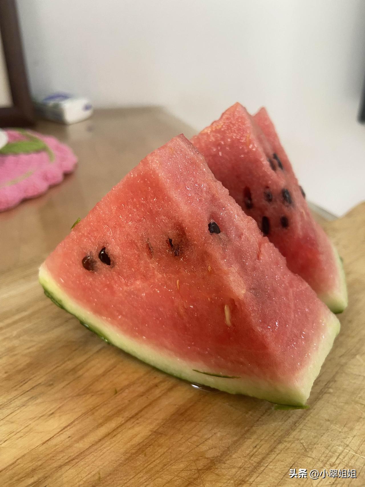 今年买的天津静海的台头喜欢太甜了！
口感脆甜沙瓤！黑色瓜子还不多，瓜瓤颜色正红！