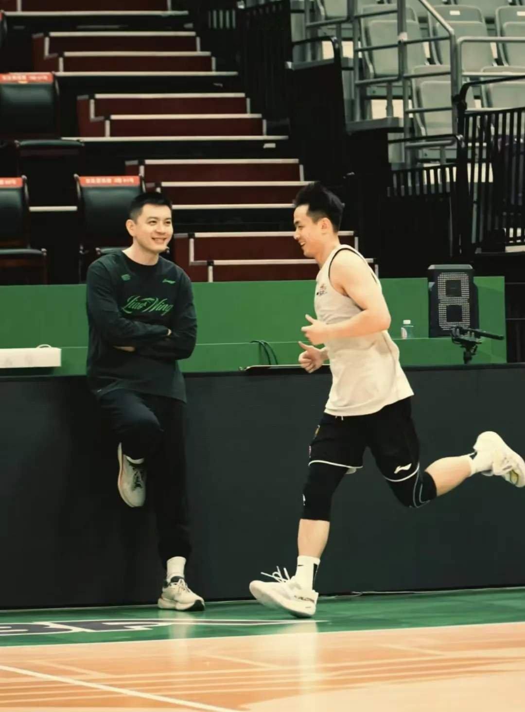 辽篮赵继伟就是球迷心中的MVP，杨指导最佳主教练。赢了一起狂 输了一起扛，经过高