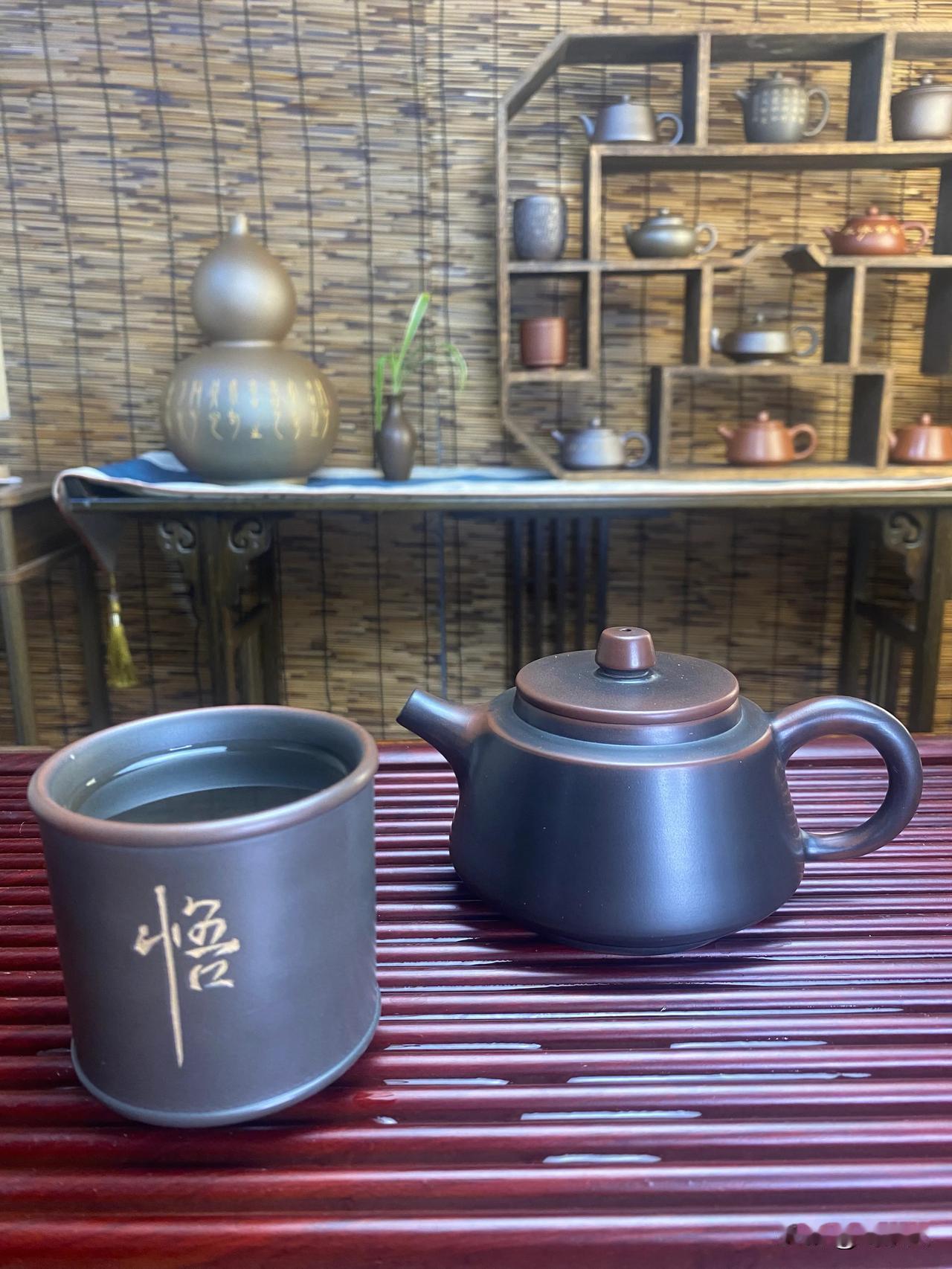 年纪越往中年，越喜欢独处，喝茶，读书中年的碎碎念 

韶华易逝，岁月如梭，步入中
