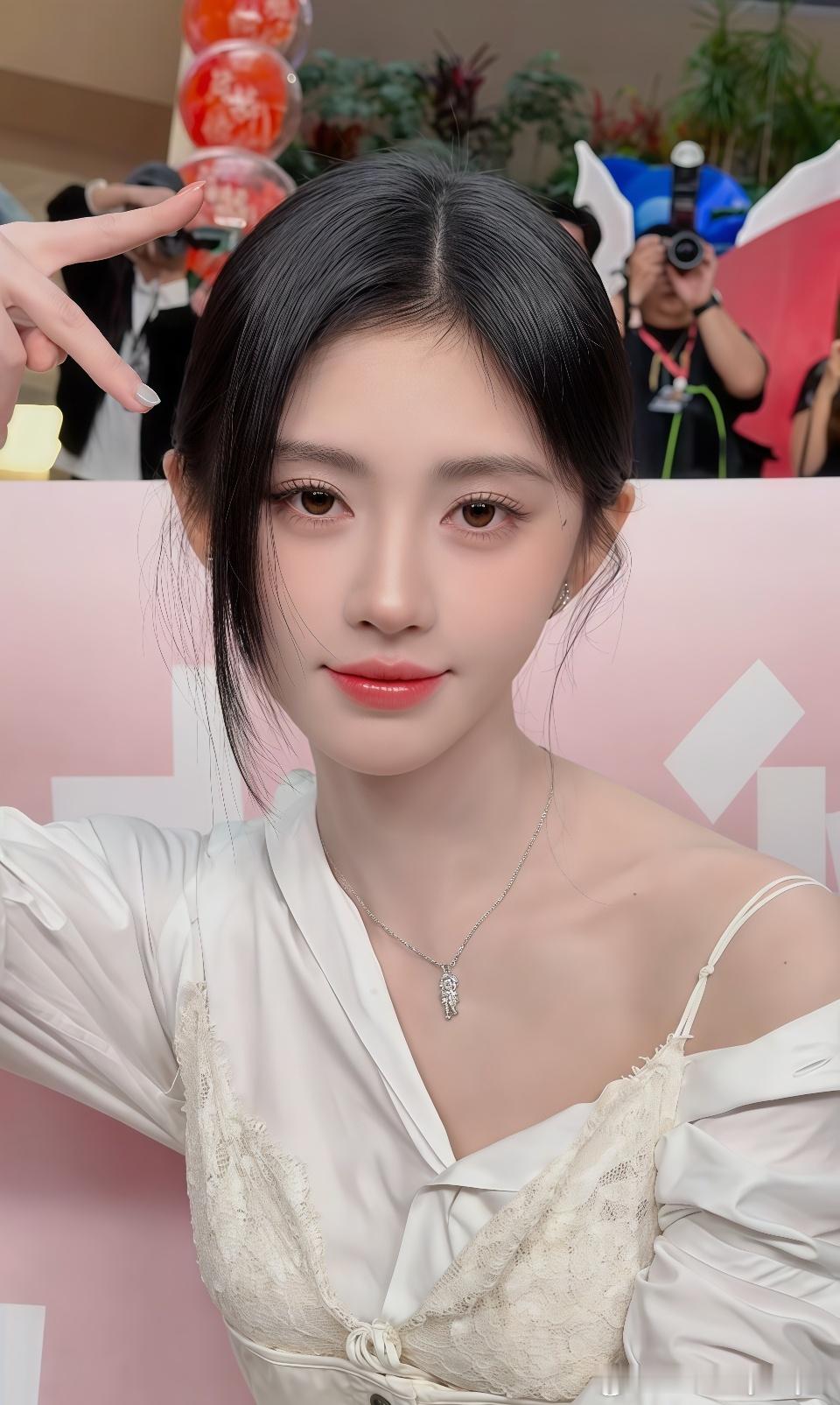 鞠婧祎鞠婧祎苏绿夏 🍊你的眼里有满天星辰 这是独属于月亮的浪漫鞠婧祎简直跟自带