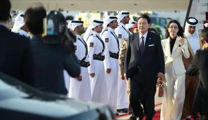 韩国夫人走知识分子风路线了，穿白色西服套装戴圆框眼镜，又一次美翻了！
金建希随尹