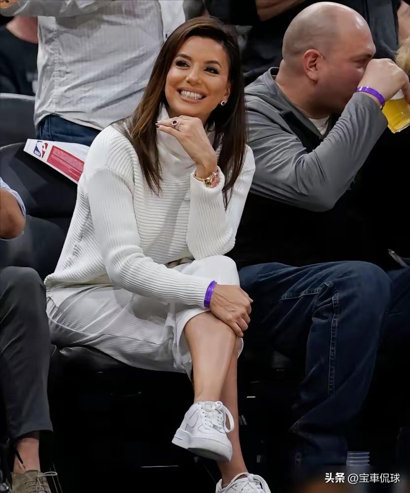 老款伊娃像法拉利一样重回马刺主场！伊娃，帕克的前妻，离婚15年之后第一次回到马刺