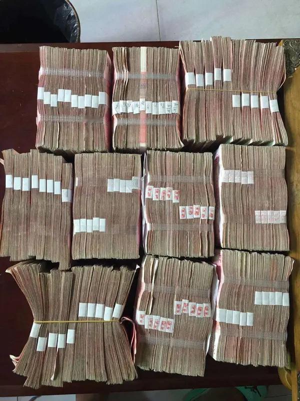 12月2日，男子在河南郑州中国农业银行中牟白沙支行取170万元现金，银行门口遭持