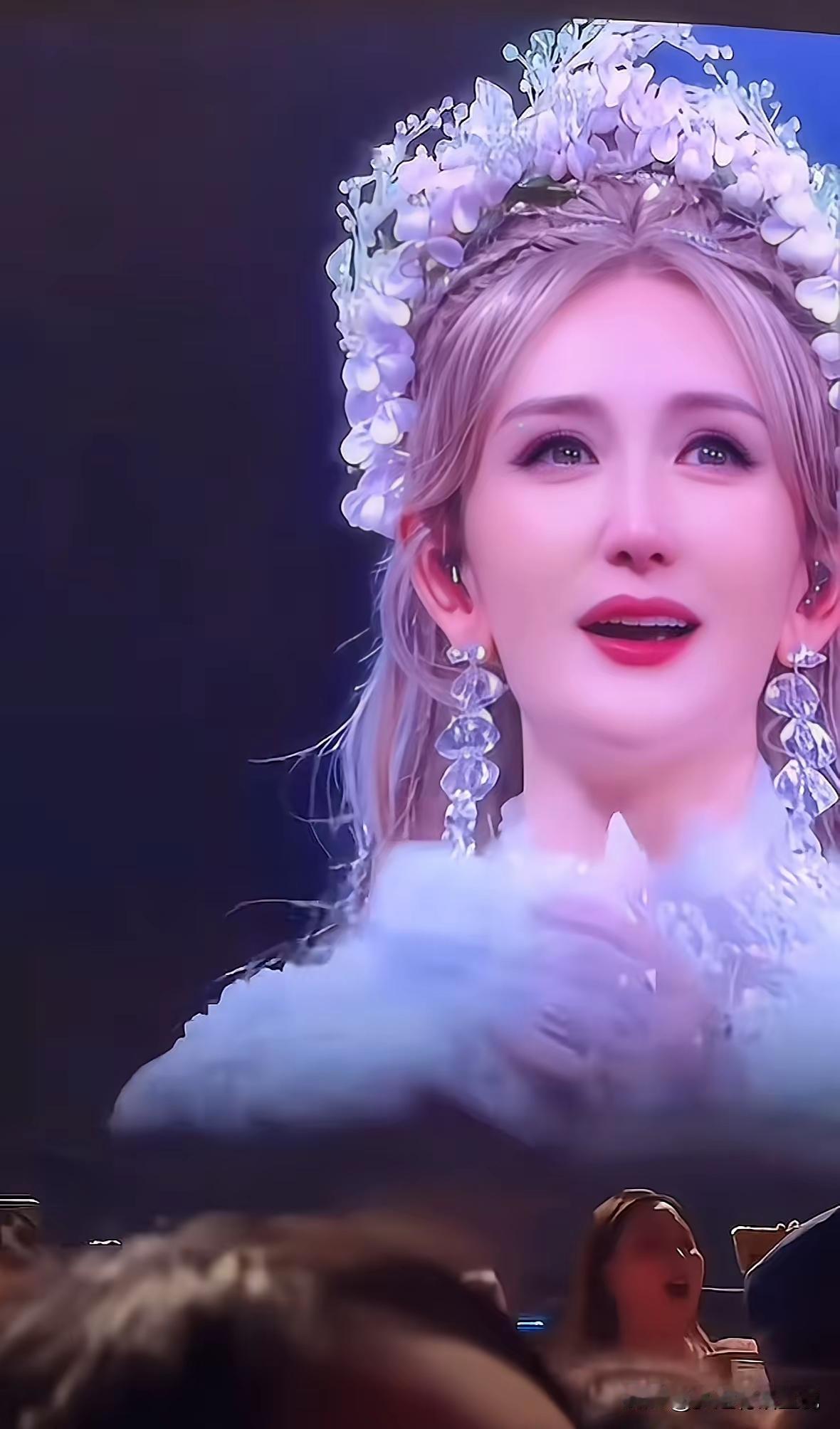 这几天最火的一件事就是谢娜开了一场演唱会，人气也很高，不是谢娜唱得有多好，而是她