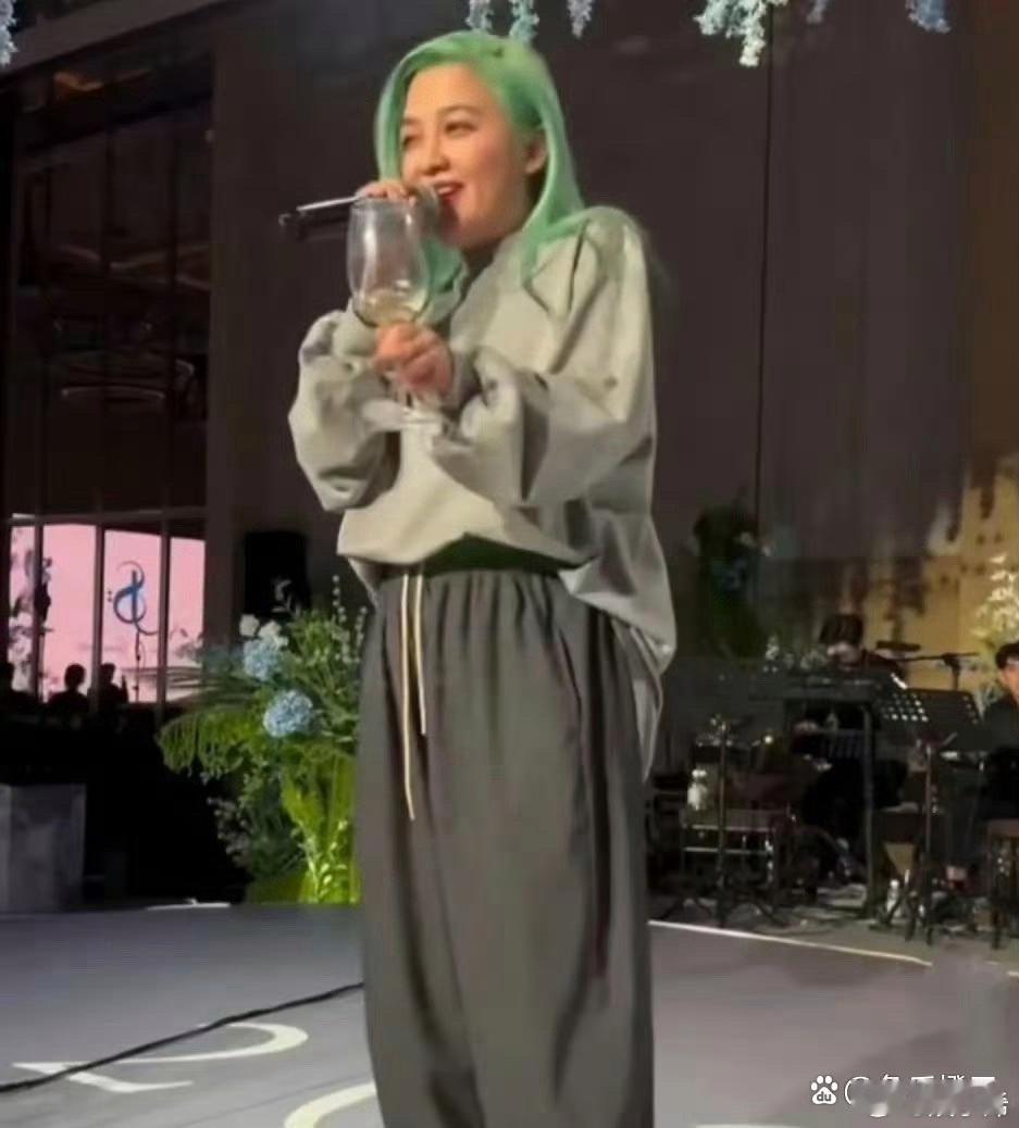 47岁范晓萱出席萧敬腾林有慧婚礼，上台献唱，身材和绿发瞬间成为了焦点！ ​​​