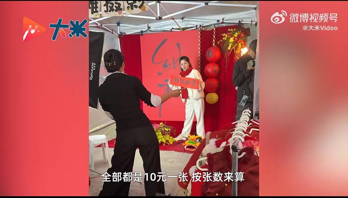 “年轻人就是爱干！”26岁女生在夜市摆摊拍照，10元一张当场出片还爆单，不仅如此