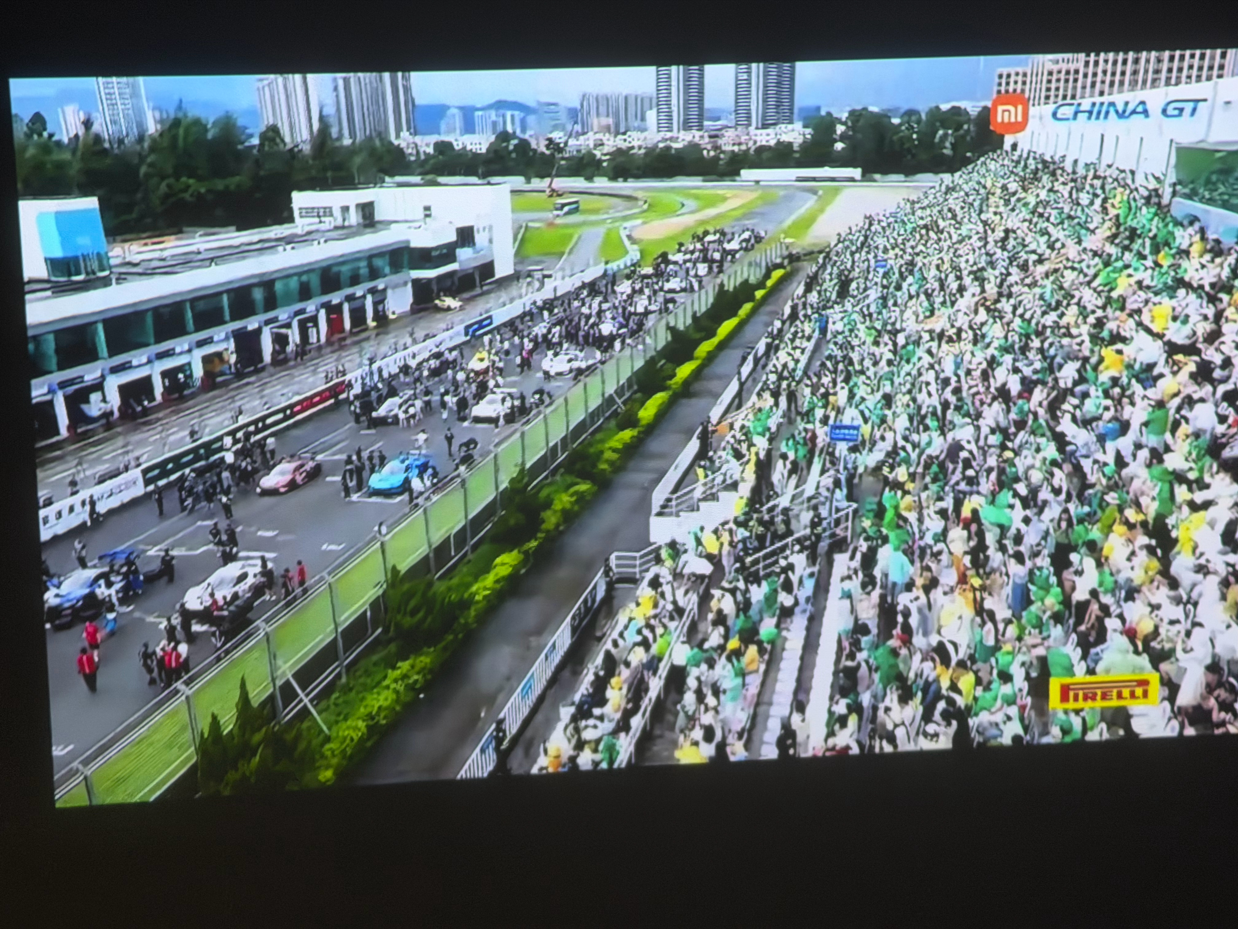 演唱会包场一般，雨这么大，没有一个擅自离席，军人般的素养…围场里的每个人都有自己